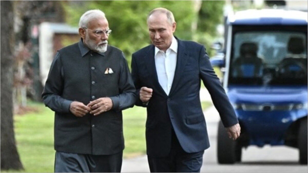 रूस दौरे में रूसी राष्ट्रपति से बात करते पीएम मोदी (Photo- Reuters)