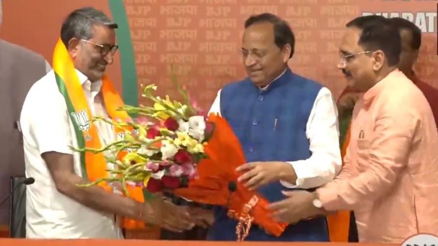 बीजेपी में शामिल होते हुए AAP के विधायक करतार सिंह तंवर