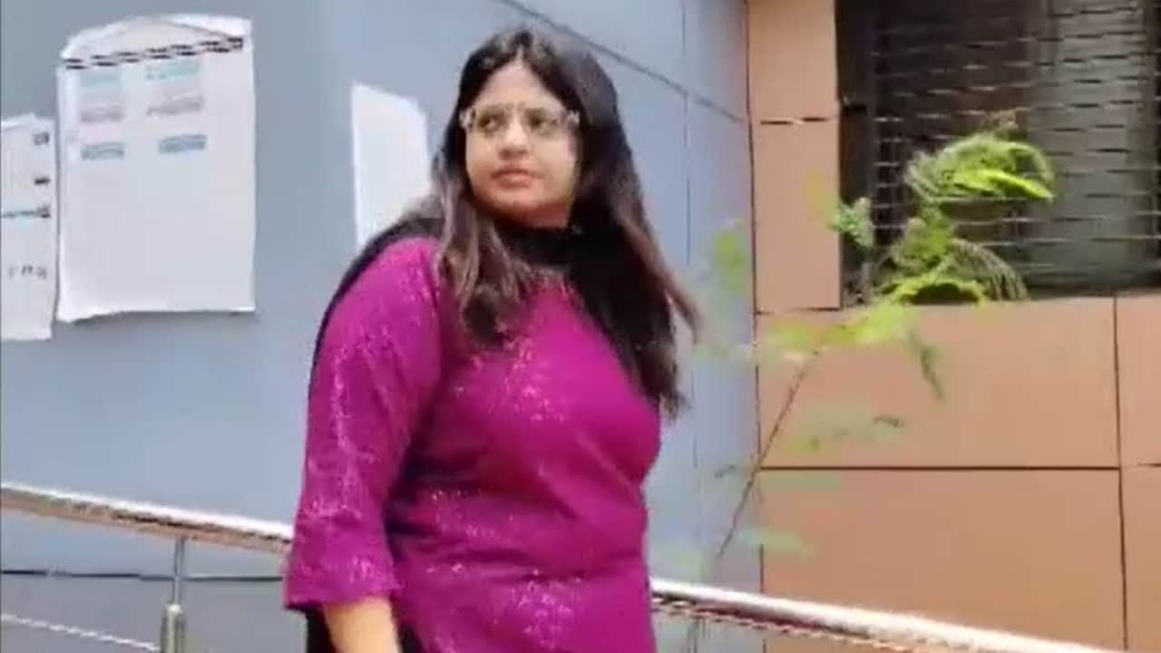 मां सरपंच, पिता रिटायर्ड अफसर... कौन हैं IAS पूजा खेडकर, जिनके खुद के नाम  है 17 करोड़ की संपत्ति - Mother Sarpanch father retired officer Who is IAS Pooja  Khedkar has own