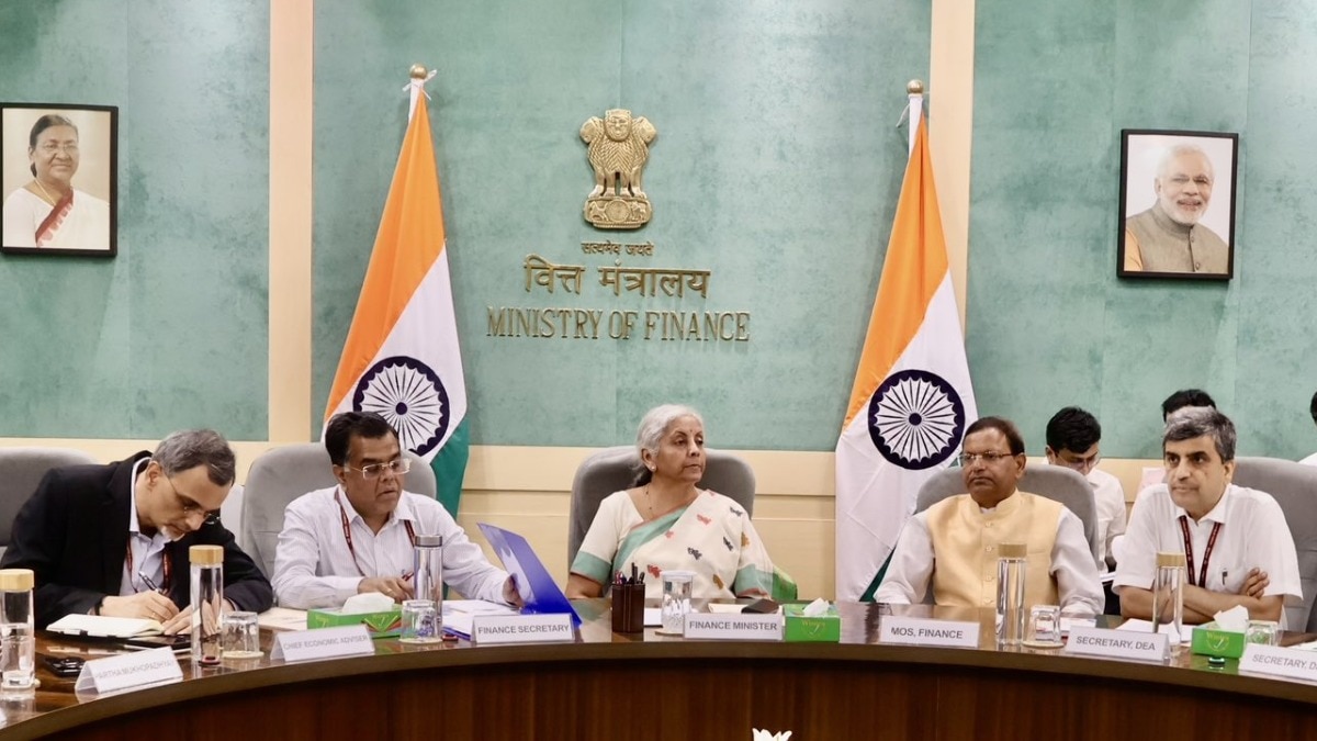 केंद्रीय बजट से पहले वित्त मंत्री निर्मला सीतारमण अर्थशास्त्रियों के साथ बैठक कर रही हैं.