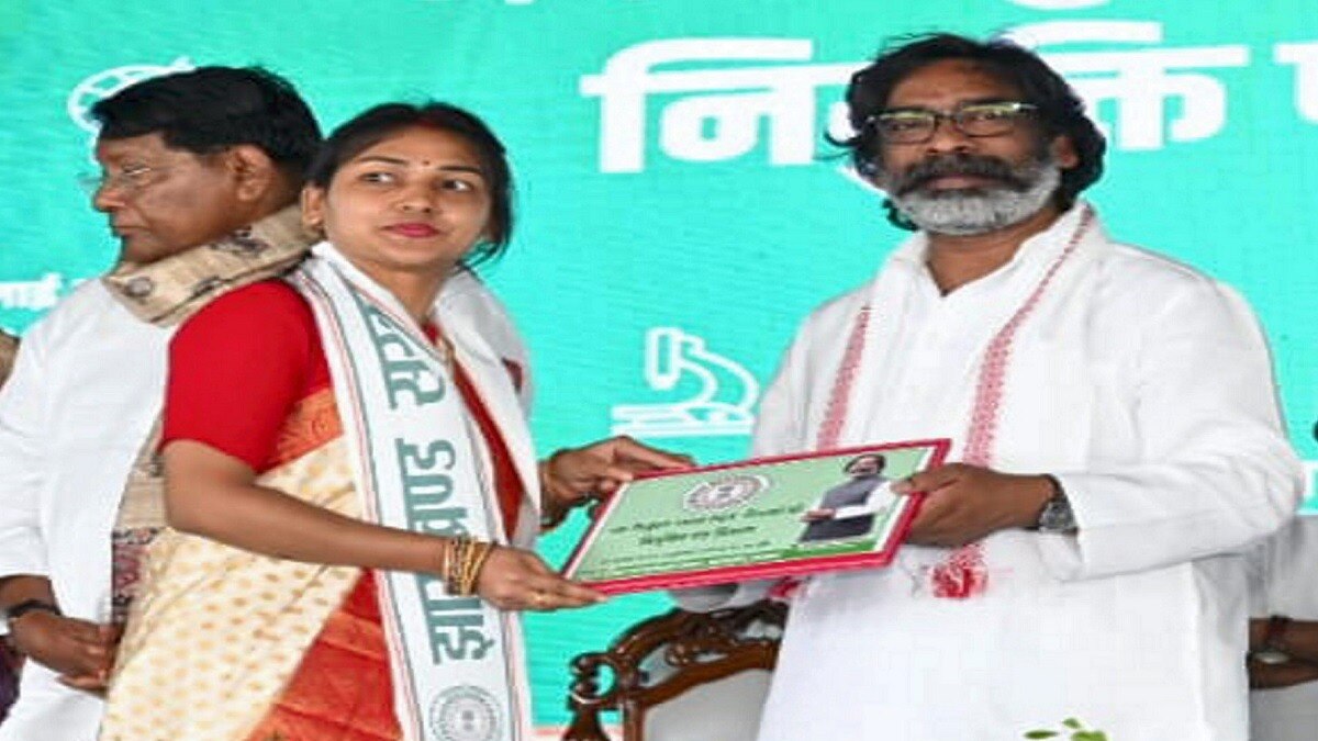 झारखंड के मुख्यमंत्री हेमंत सोरेन ने स्नातकोत्तर शिक्षकों को नियुक्ति पत्र वितरित किया.- फोटो PTI