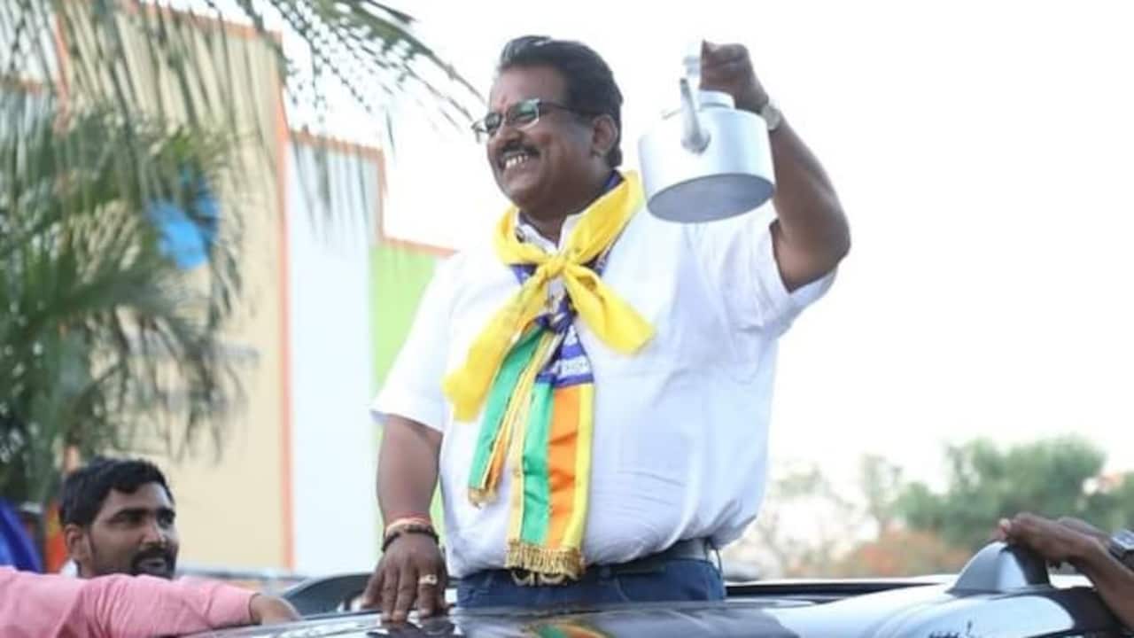 एक महिला ने बैठने के लिए स्पेस मांगकर गलती नहीं की...', पिता ने किया ट्रेनी  IAS पूजा का बचाव - ias pooja khedkar all certificates scrutiny conversation  with dilip khedkar father of