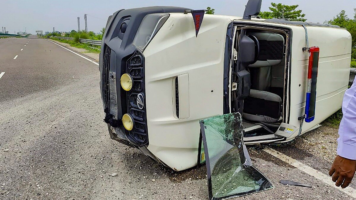 कुरुक्षेत्र: हरियाणा के राज्य मंत्री सुभाष सुधा के काफिले का एक वाहन पलटा