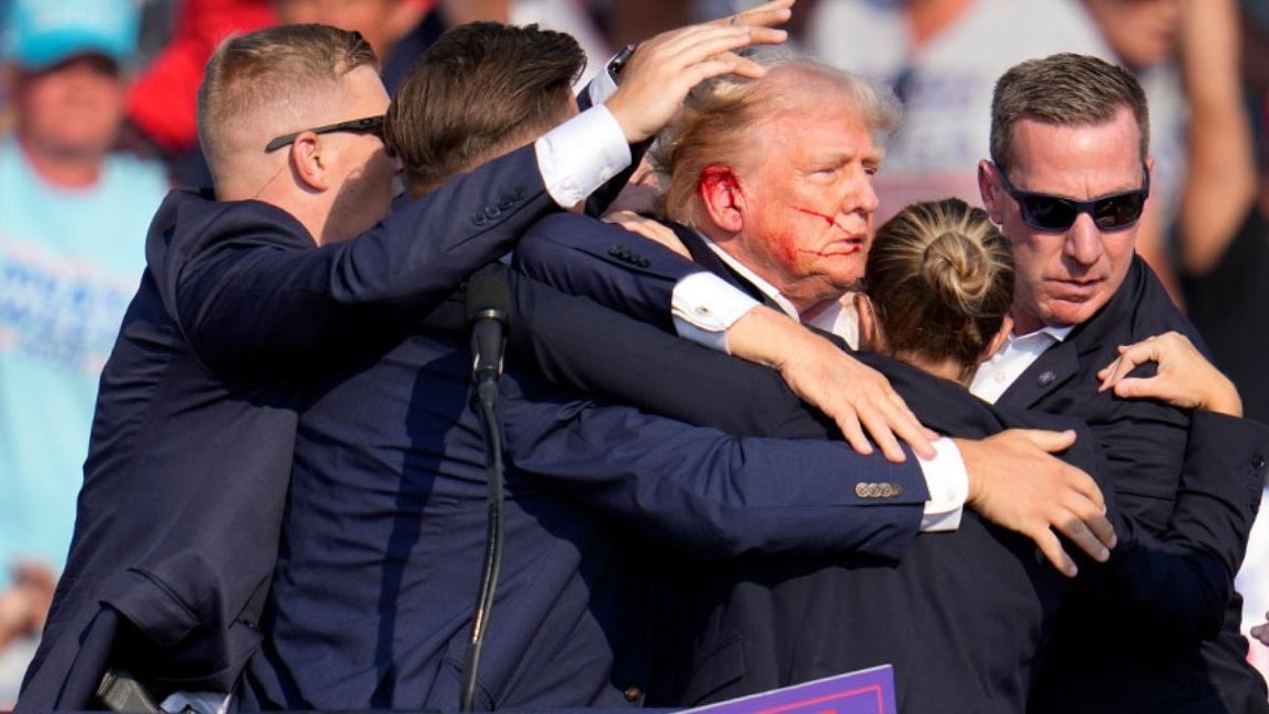 अमेरिका: Donald Trump पर चुनावी सभा में चली गोलियां... चेहरे पर खून, शूटर ढेर, 1 शख्स की मौत, Video - Firing In Donald Trump Rally In Pennsylvania Amid America Presidential Election Campaign