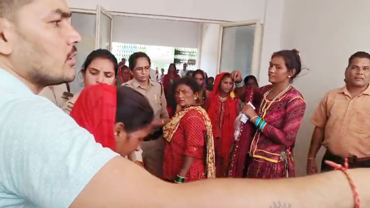 कलेक्टर कार्यालय पहुंच महिलाओं ने अर्धनग्न होकर किया प्रदर्शन 