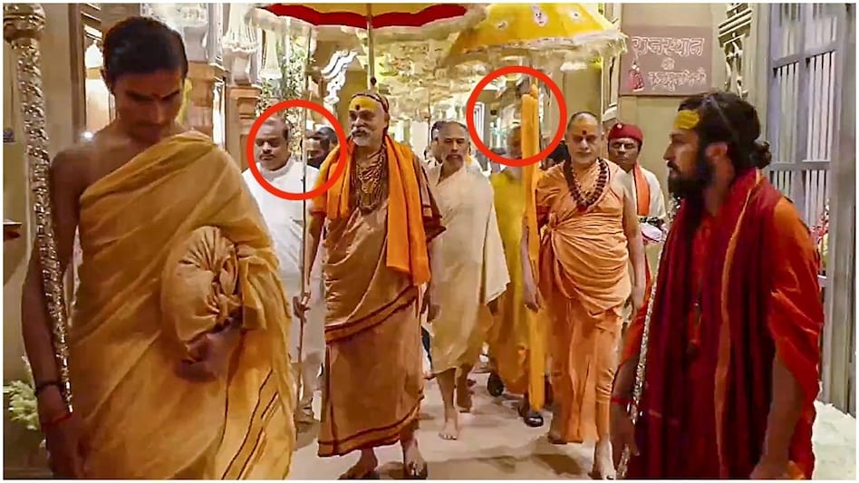 शंकराचार्य अपने साथ एक दंड रखते हैं.