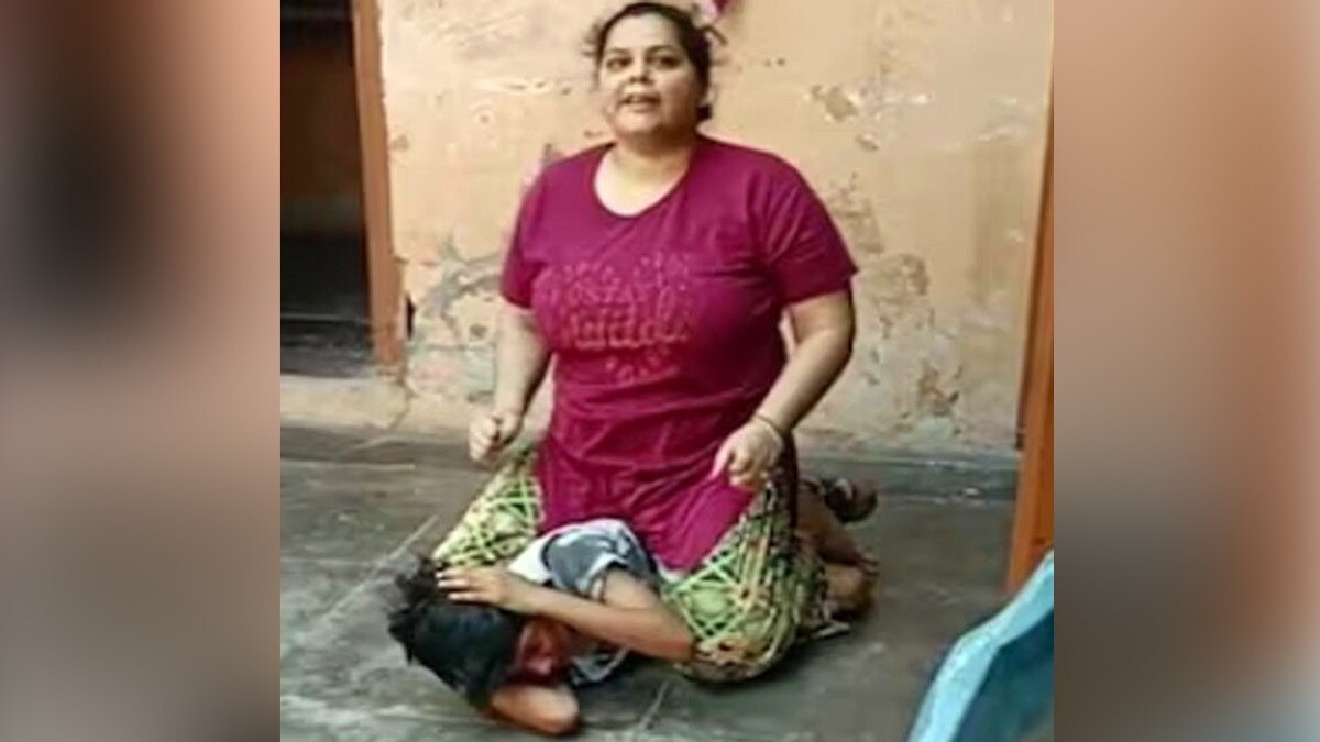 महिला ने बेरहमी से बेटे को पीटा 