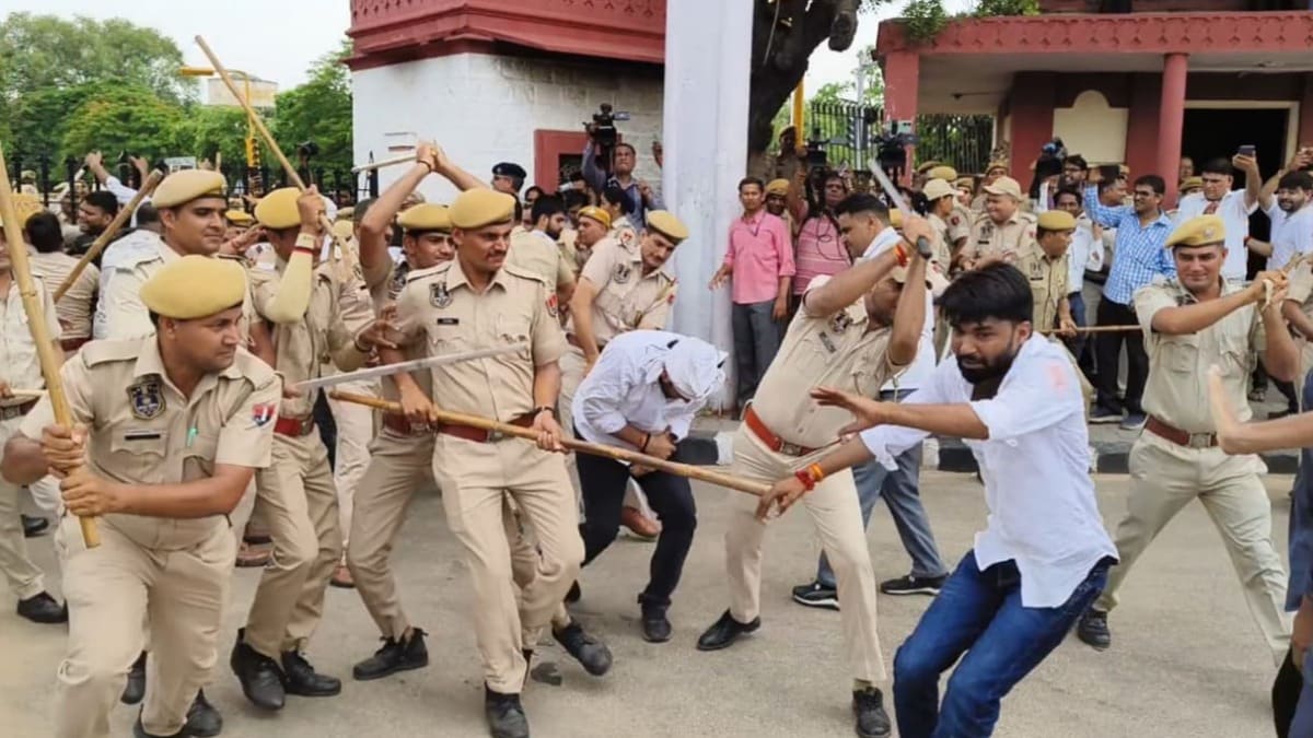 राजस्थान यूनिवर्सिटी में छात्रों पर लाठीचार्ज, छात्रसंघ चुनाव बहाल करने की मांग को लेकर कर रहे थे प्रदर्शन - rajasthan university police lathicharge over students demanding restoration student union election lclr - AajTak