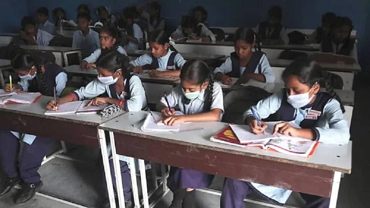 दिल्ली सरकार और MCD के स्कूलों पर सियासी रार! AAP और BJP आमने-सामने - Delhi  government and MCD schools Political row over AAP and BJP face to face  Virendraa Sachdeva atishi ntc -
