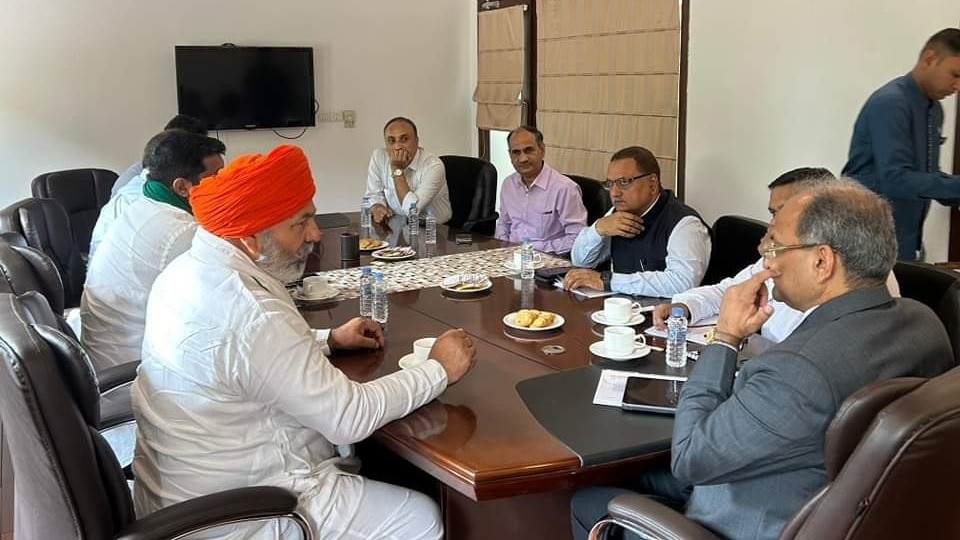 बिजली विभाग के अधिकारियों से मिले राकेश टिकैत