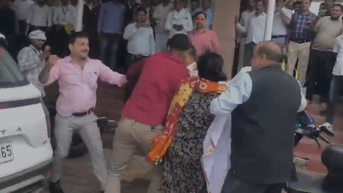 झांसी तहसील में जेठ ने महिला और उसके बेटे को बुरी तरह पीटा