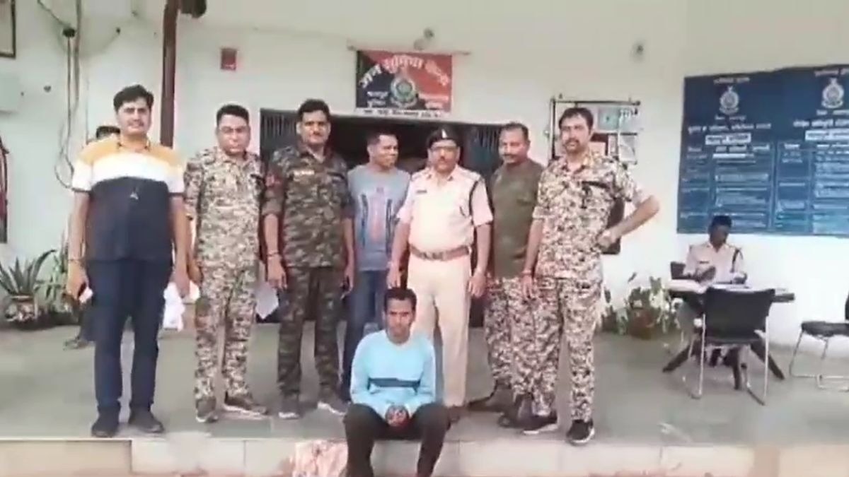पुलिस की गिरफ्त में आरोपी. पुलिस की गिरफ्त में आरोपी.