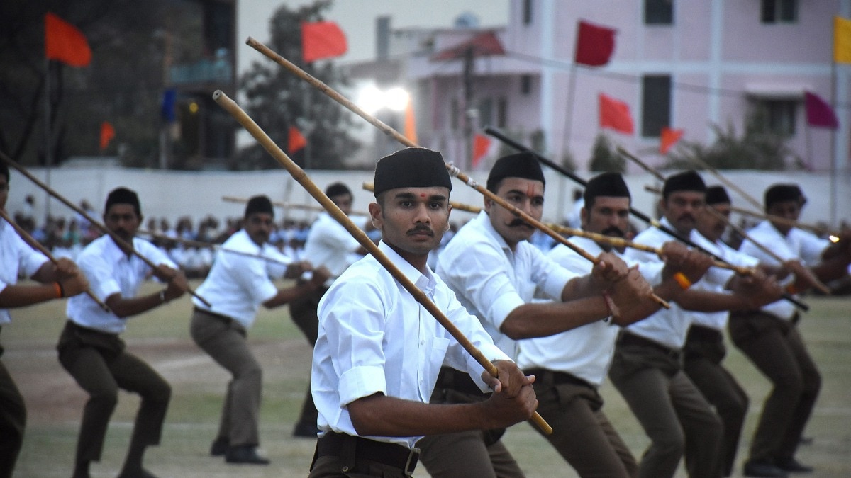 शिविर के दौरान अपना कौशल दिखाते आरएसएस के वॉलिंटियर्स.
