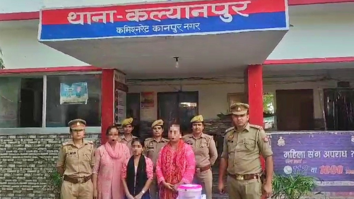 कानपुर पुलिस की गिरफ्त में आरोपी महिलाएं 