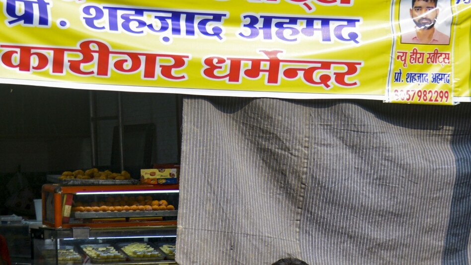 यूपी में कांवड़ यात्रा रूट पर दुकान और ठेलों पर दुकानदारों ने अपने-अपने नाम लिखकर बैनर लगा दिए हैं.