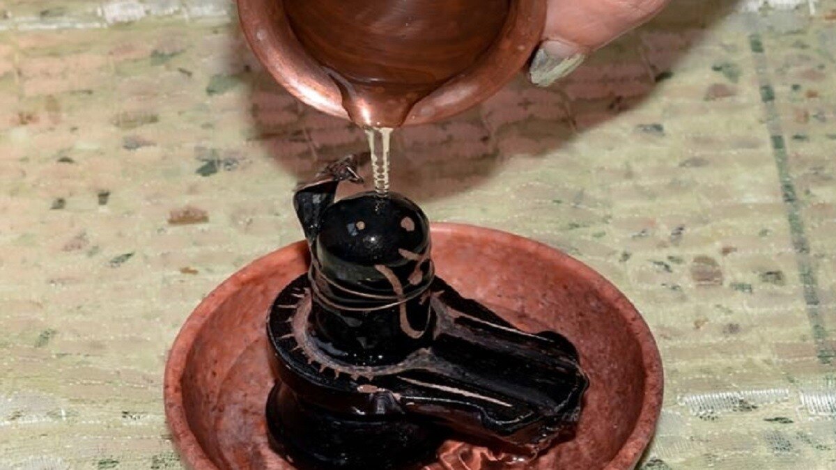 अगर आपकी शादी-विवाह में बाधा आ रही या संतान प्राप्ति से जुड़ी कोई समस्या है तो शिवलिंग पर कुछ खास उपाय कर उसे दूर किया जा सकता है.