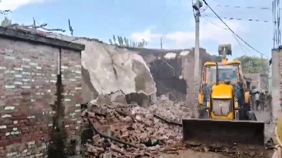 मोहर्रम में बवाल करने वाले के घर पर चला बुलडोजर