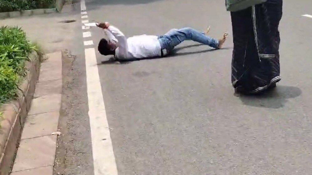 लेट-लेटकर सड़क की मांग कर रहे सरपंच