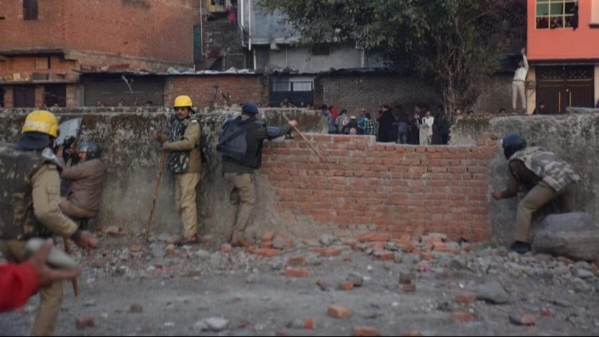 हलद्वानी में अतिक्रमण हटाने के दौरान काफी हिंसा हुई थी. (File Photo)