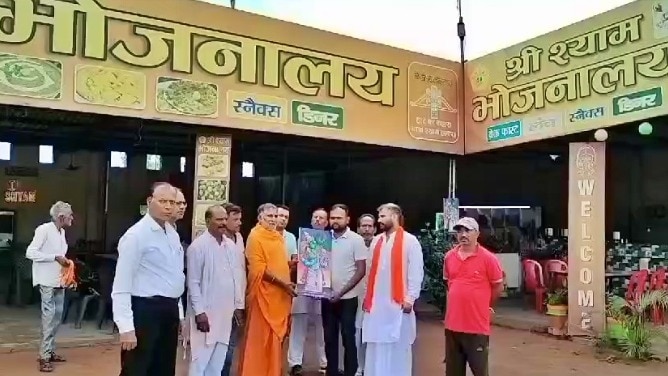 मुजफ्फरनगर: ढाबे के बाहर मूर्ति/झंडा लगवाते महंत जी