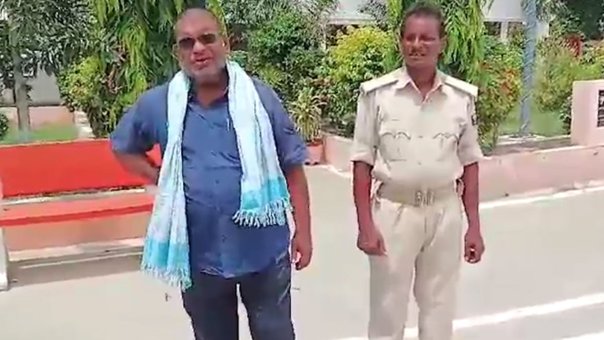 पुलिस ने शराबी सब-इंस्पेक्टर को किया अरेस्ट 