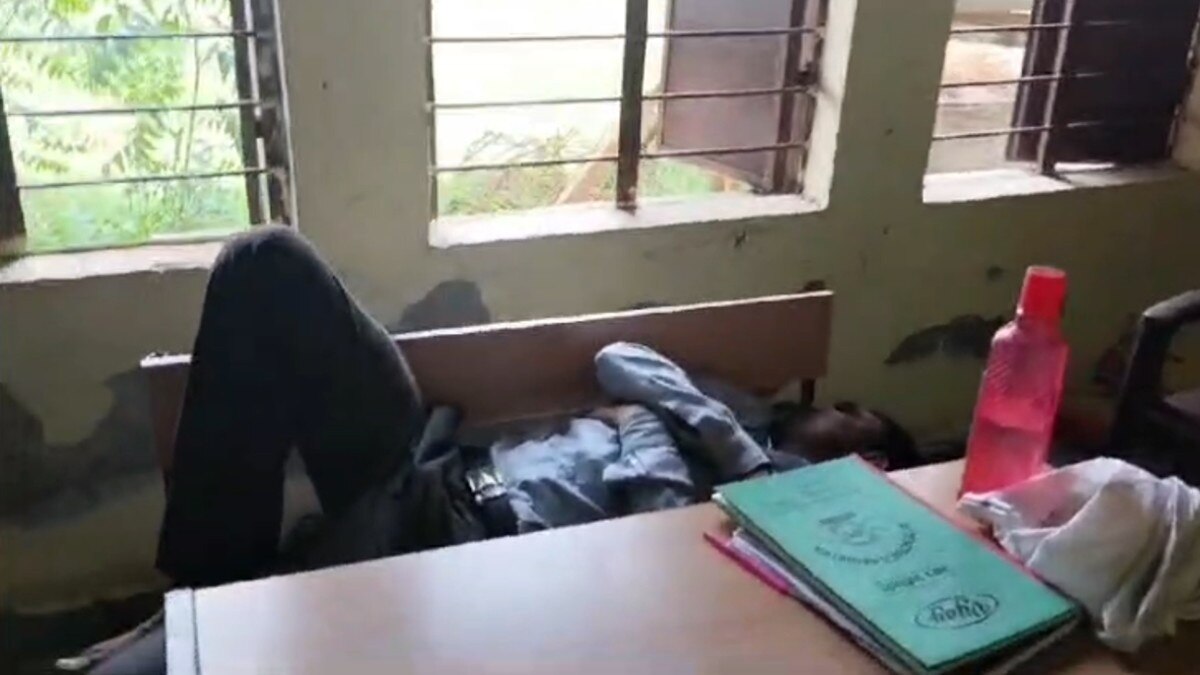 टीचर के क्लास रूम में सोने का वीडियो हुआ वायरल.