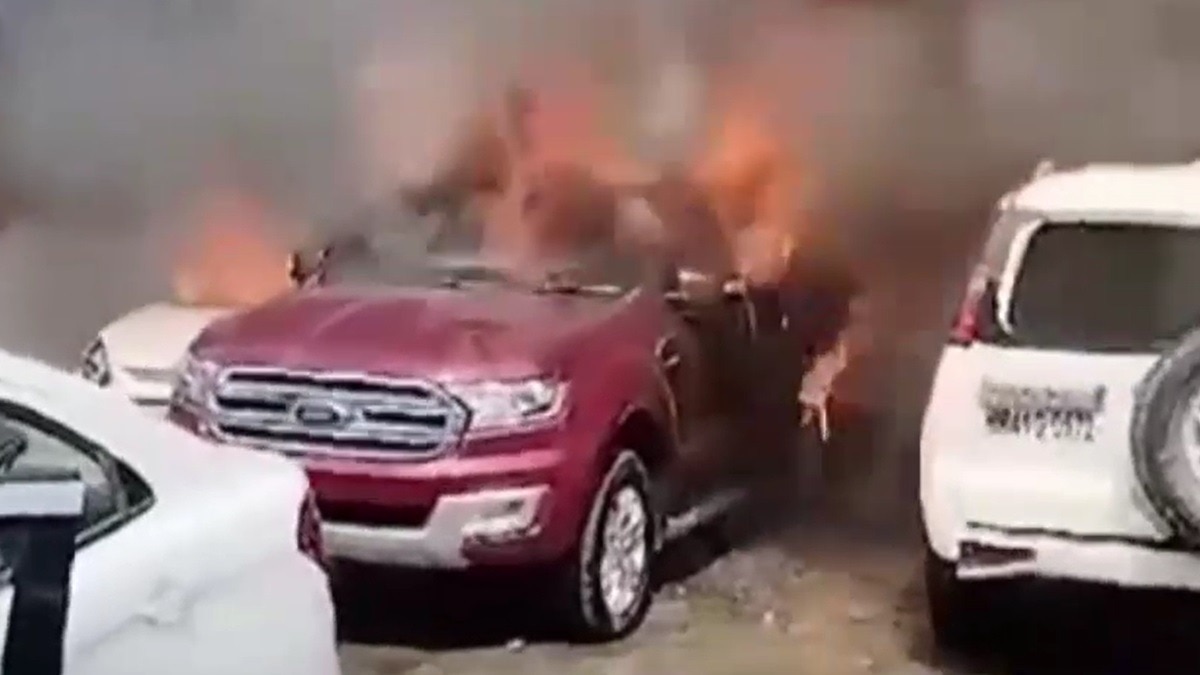 वर्कशॉप में लगी आग में जलती लग्जरी गाड़ियां