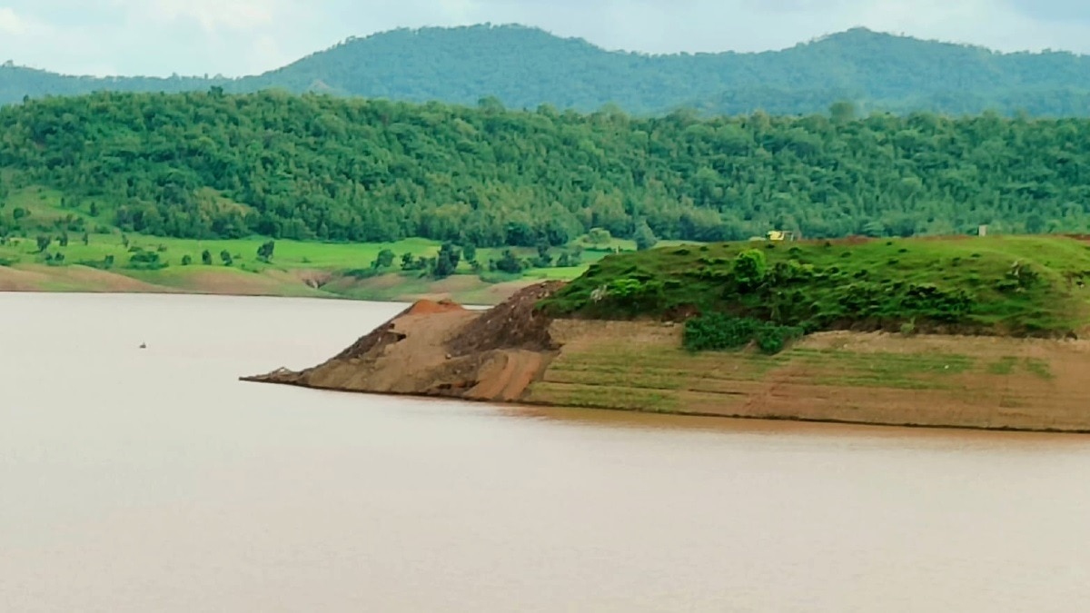 विस्फोट के चलते देजला-देवड़ा बांध पर मंडराया दरार का खतरा.