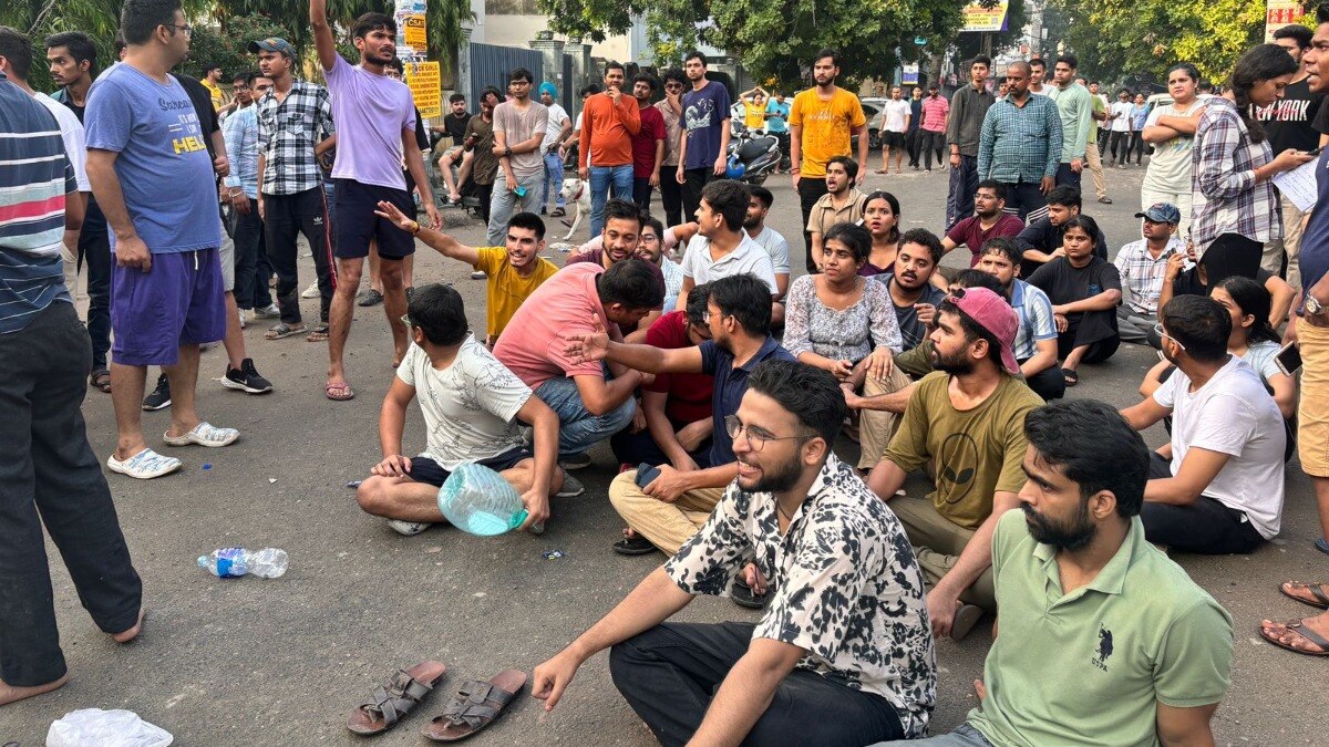 दिल्ली के राजेंद्र नगर में प्रदर्शन कर रहे छात्र