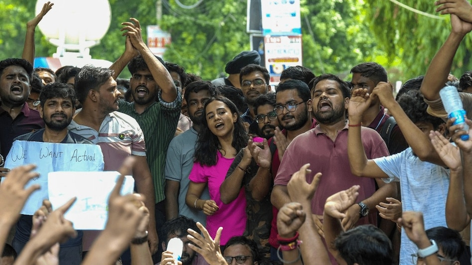 कोचिंग सेंटर हादसे के खिलाफ मेयर के घर के बाहर प्रदर्शन, ABVP छात्रों पर पुलिस का लाठीचार्ज - Delhi Rau IAS coaching centre accident Protest Mayor Shelly Oberoi house against many ABVP