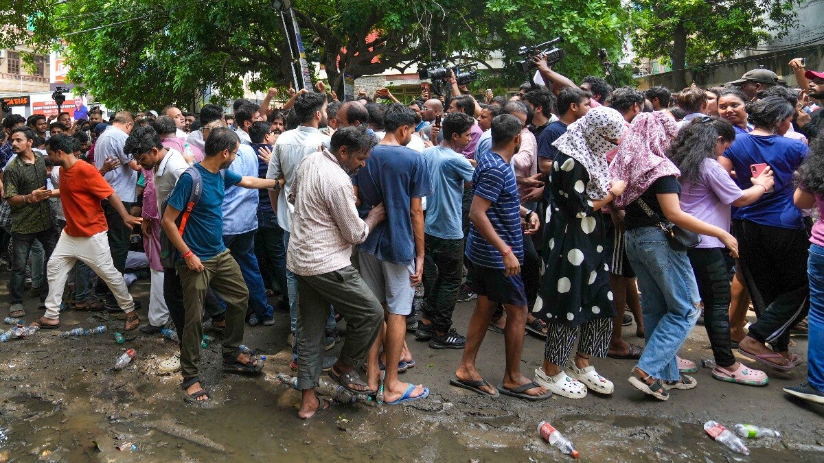 नई दिल्ली के ओल्ड राजेंद्र नगर में हादसे के बाद छात्रों ने विरोध प्रदर्शन किया