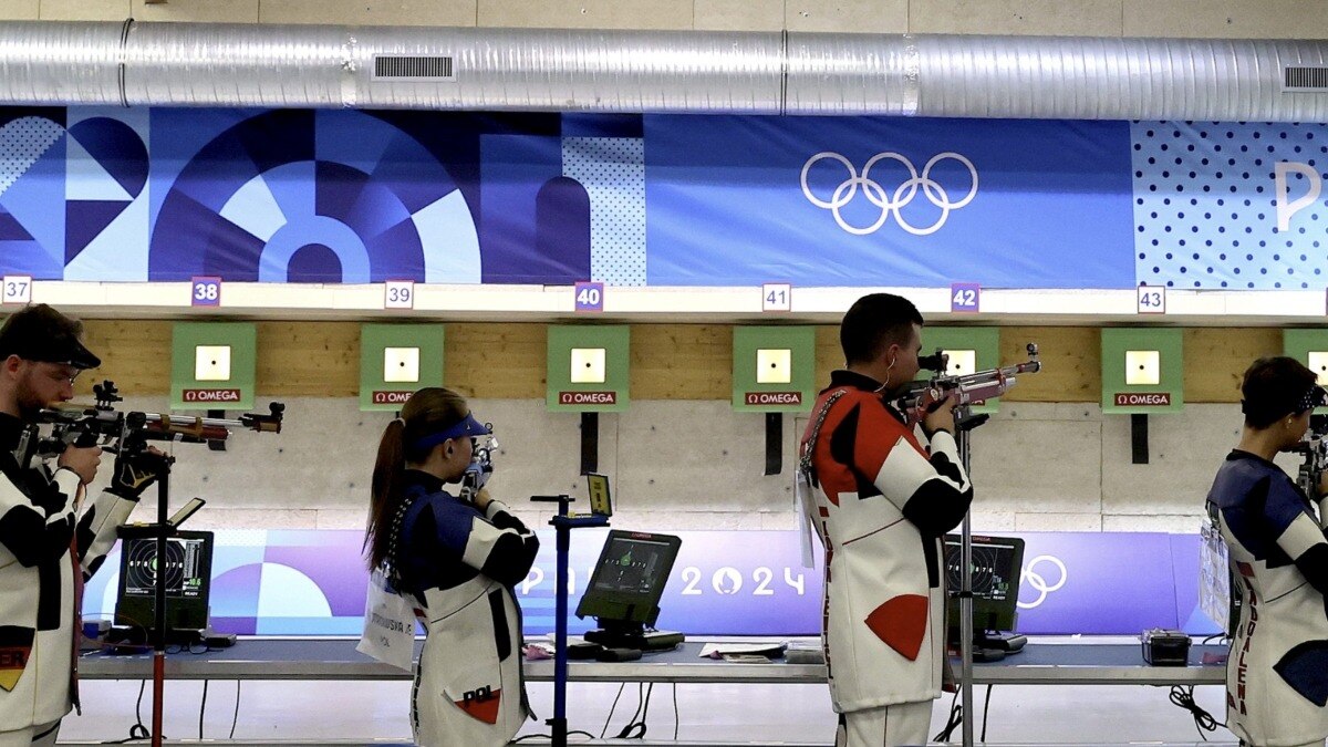 शूटिंग के लिए खास तरह का सूट होता है.