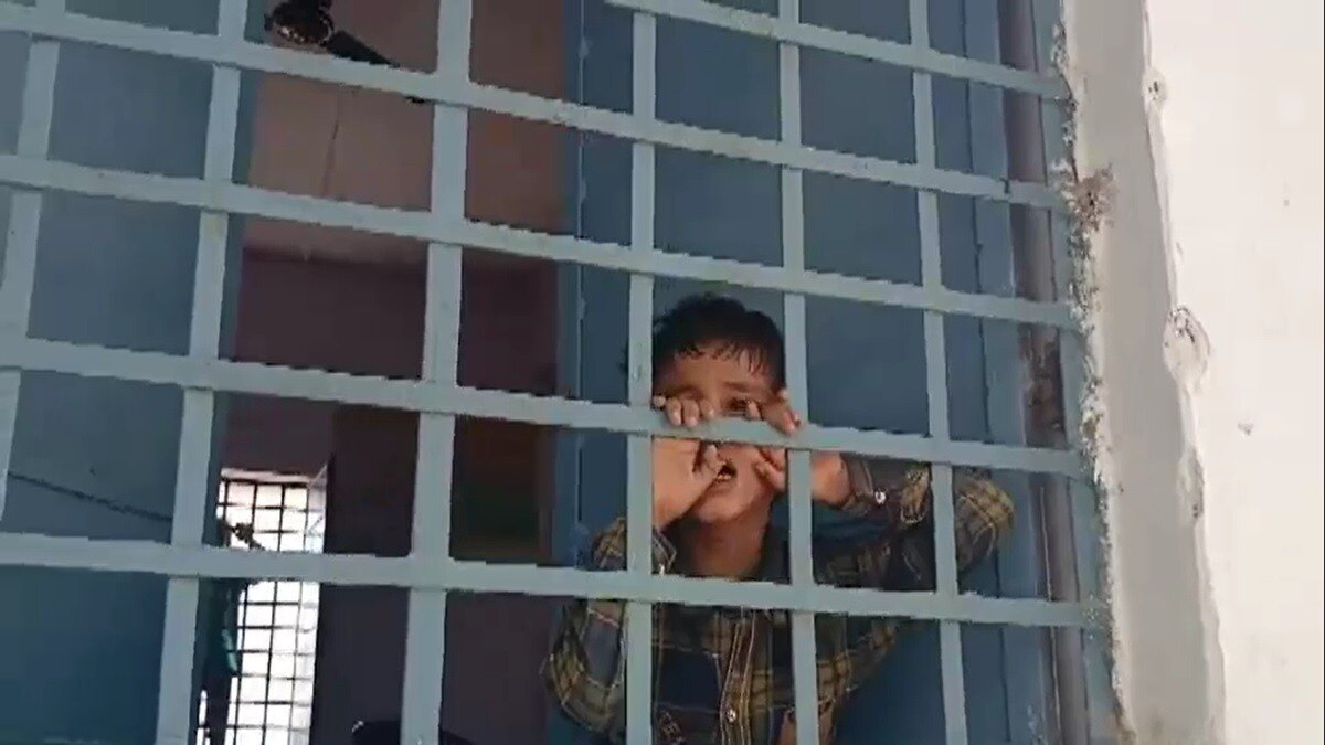 क्लास के अंदर बंद मासूम