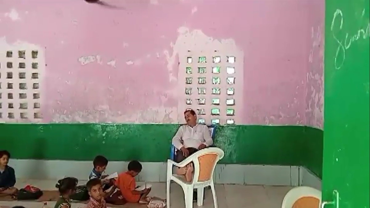 क्लास में कुर्सी पर नींद पूरी करते गुरुजी का वीडियो वायरल