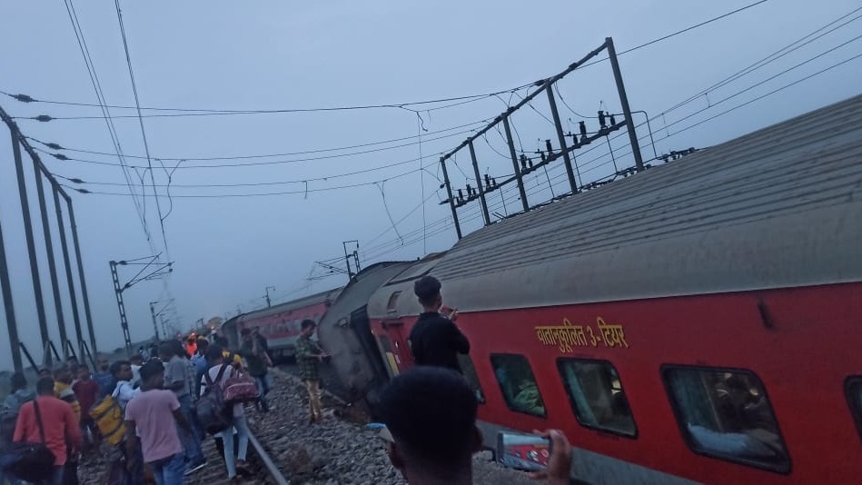 Howara-CSMT Express derailed