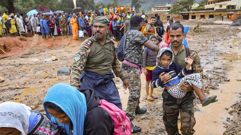 वायनाड में लैंडस्लाइड के बाद रेस्क्यू ऑपरेशन चल रहा है.