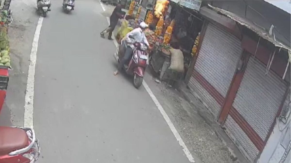 महिला को जिंदा जलाया. (Video Grab)