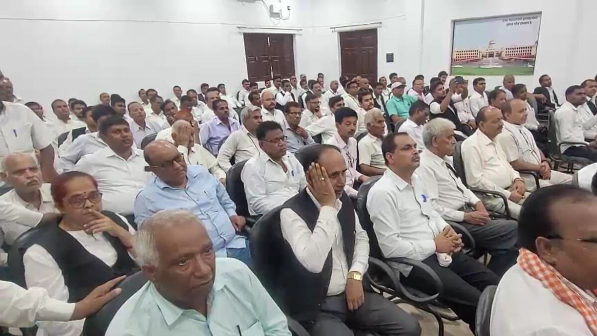 बैठक करते वकील.