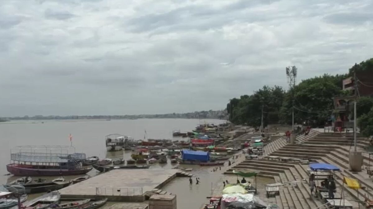 वाराणसी में बढ़ रहा गंगा का जलस्तर.
