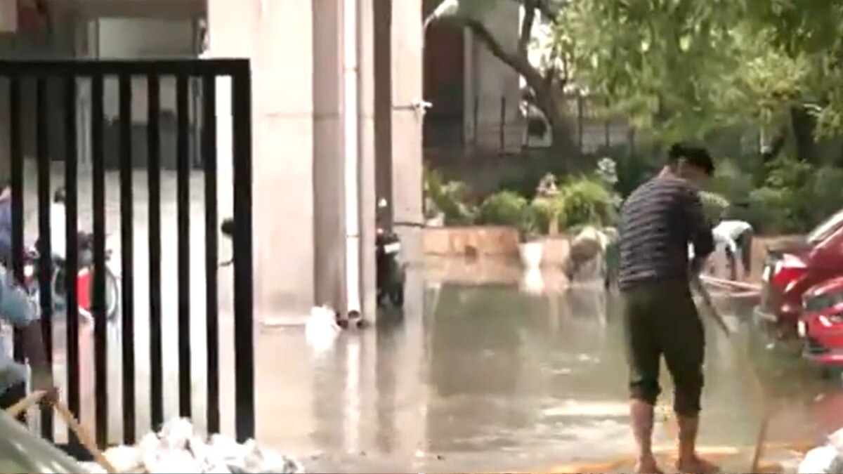 टाउन प्लानर्स के दफ्तर से मोटर से निकाला गया बारिश का पानी