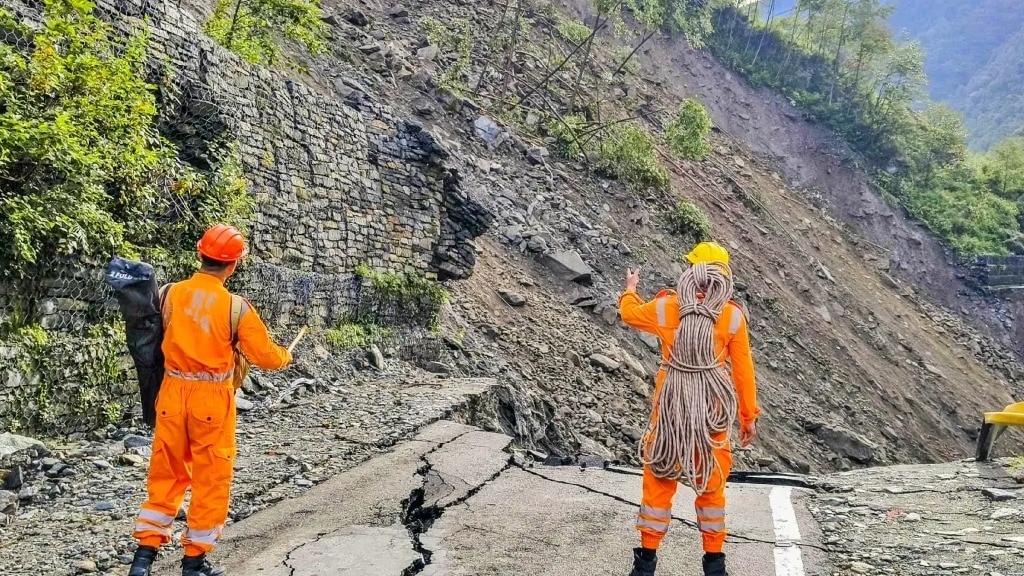 केदारनाथ हादसे के बाद रेस्क्यू करती टीम (PTI) 