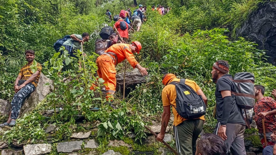 उत्तराखंड: चुनौती बना खराब मौसम, NDRF और SDRF ने पैदल शुरू किया रेस्क्यू, 7 हजार यात्री बचाए गए - Bad weather became a challenge for rescue team NDRF and SDRF started rescue