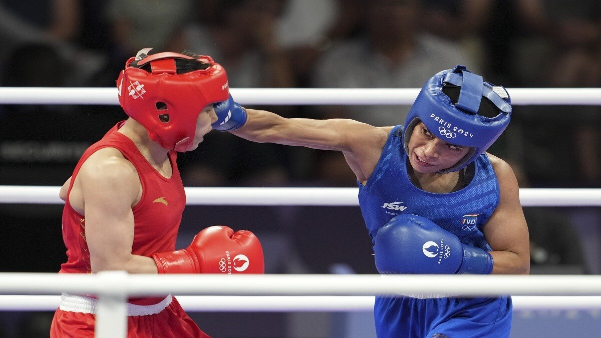 भारत की निखत ज़रीन (नीले रंग में) और चीन की वू यू- फोटो PTI