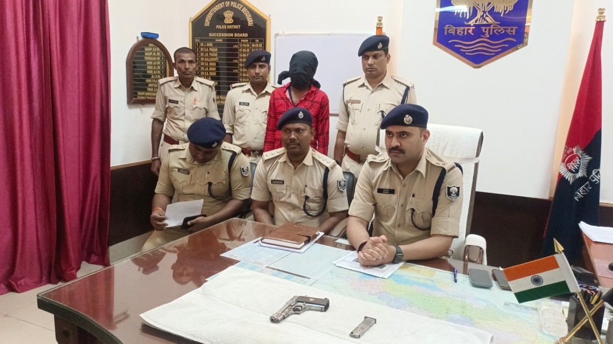 पुलिस की गिरफ्त में आरोपी.