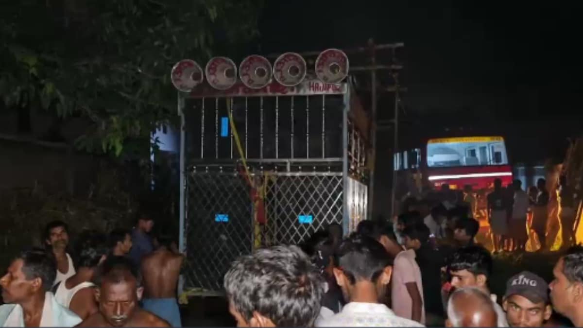 कावड़िया में गंभीर हादसा, डीजे के हाईटेंशन तार से छूने से फैला करंट, 8 की मौत | बिहार हाजीपुर हड़ताल डीजे टच टू टॉप स्ट्रेस सुतली 8 कांवरियों की मौत कावड़िया में गंभीर हादसा, डीजे के हाईटेंशन तार से छूने से फैला करंट, 8 की मौत | बिहार हाजीपुर हड़ताल डीजे टच टू टॉप स्ट्रेस सुतली 8 कांवरियों की मौत