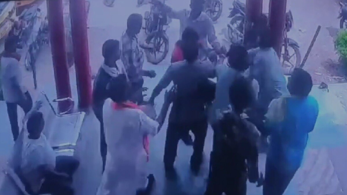 स्कूल स्टाफ से पिटाई करते छात्र के परिजन