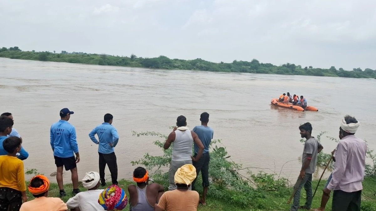 नदी में मोटर बोट की सहायता से रेस्क्यू करती SDRF टीम.