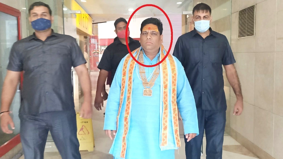 लाल घेरे में आरोपी पुष्पेंद्र दीक्षित. (फाइल फोटो)  