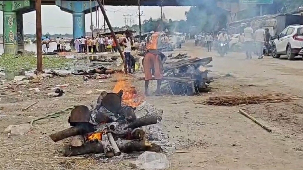 प्रयागराज की सड़कों पर अंतिम संस्कार