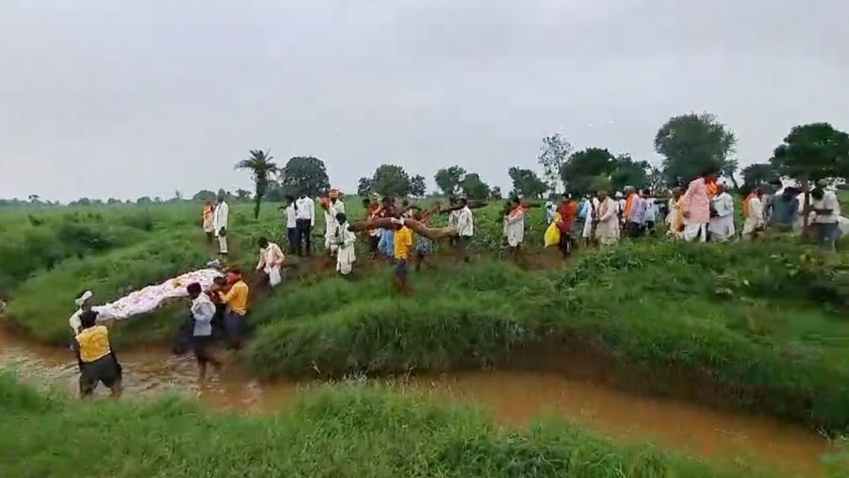 अंतिम संस्कार के लिए शव को पड़ोसी राज्य में ले जाते लोग.